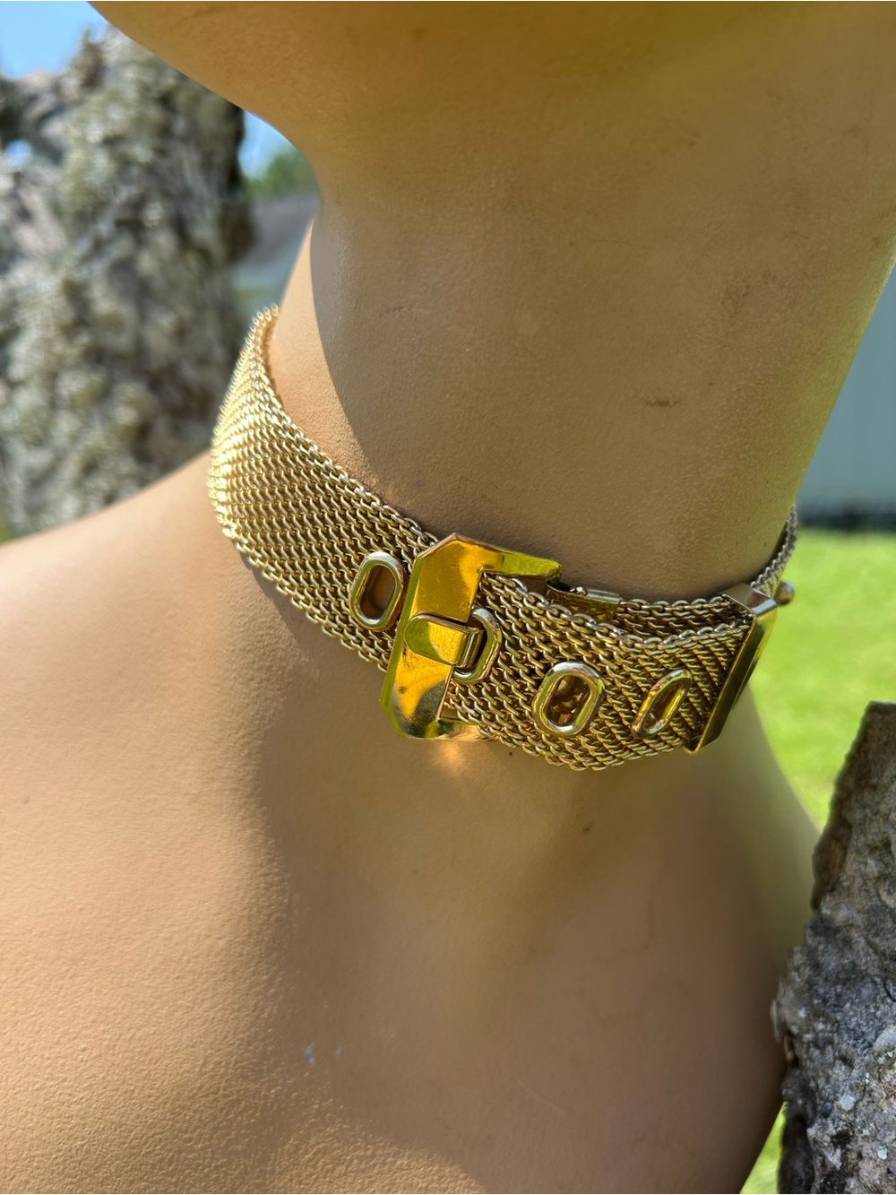 Gold Mesh Buckle Choker Necklace - Elegant Women's Neckwear